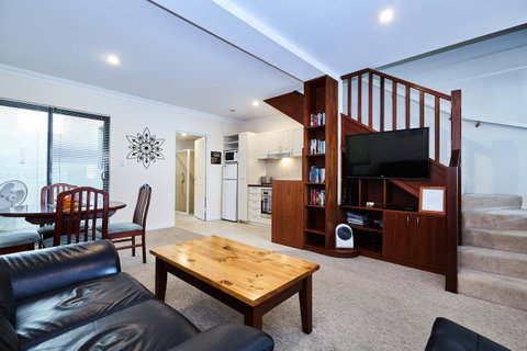 Fremantle Townhouse Unit 4 - Accommodation Burleigh 2