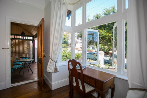 Danum House - Accommodation Burleigh 14