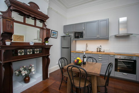 Danum House - Accommodation Burleigh 2