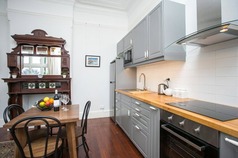 Danum House - Accommodation Burleigh 1