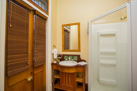 Danum House - Accommodation Burleigh 21