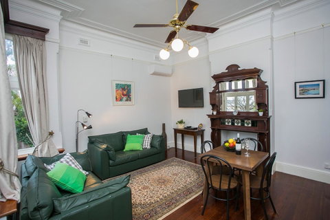 Danum House - Accommodation Burleigh 8