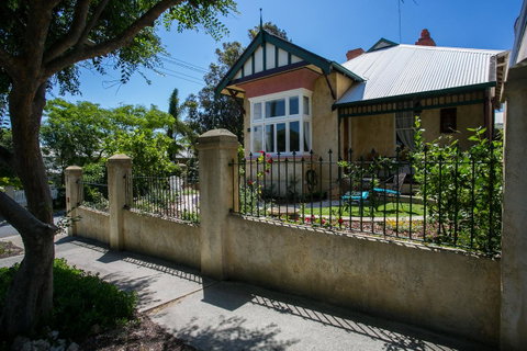 Danum House - Accommodation Burleigh 0