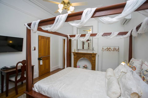 Danum House - Accommodation Burleigh 12