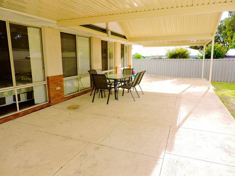 Silver Gull Family Retreat - Accommodation Burleigh 11