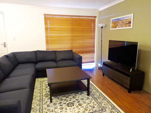 Silver Gull Family Retreat - Accommodation Burleigh 2