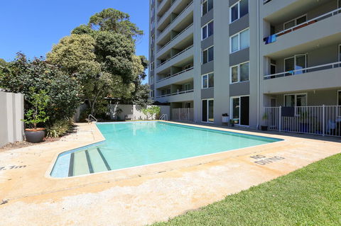SEA BREEZE â€“ Between Cottesloe Beach & Swan River - Accommodation Burleigh 4