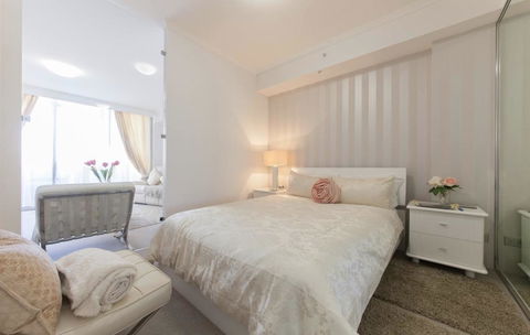 Perth Luxury City Apartment- Free Parking - Accommodation Burleigh 4
