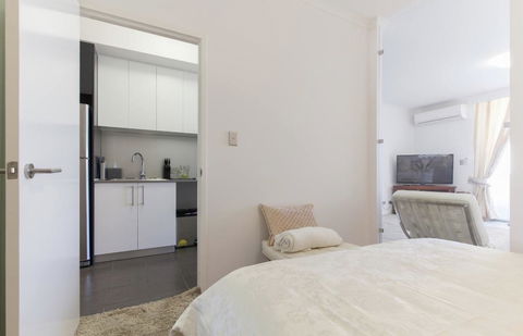 Perth Luxury City Apartment- Free Parking - Accommodation Burleigh 8