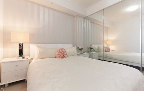 Perth Luxury City Apartment- Free Parking - Accommodation Burleigh 2