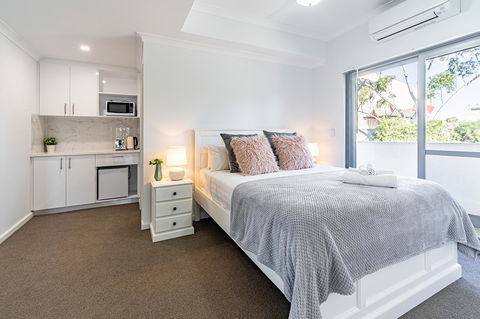 New Apartment On Great Location Opposite Garden City : 02 - Accommodation Burleigh 10