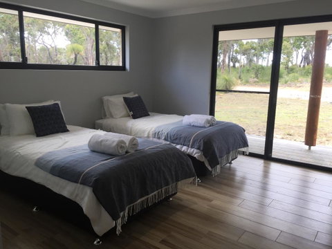 Eagle Bay House - Accommodation Burleigh 2