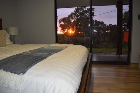 Eagle Bay House - Accommodation Burleigh 9