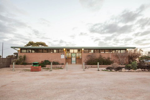 EUCLA MOTOR HOTEL - Accommodation Burleigh 9