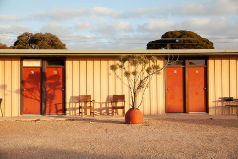 EUCLA MOTOR HOTEL - Accommodation Burleigh 7