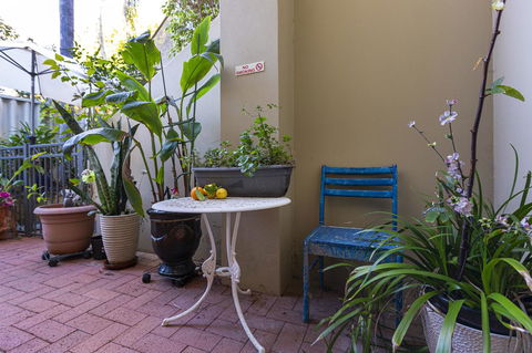 Como Executive Apartment - Accommodation Burleigh 11