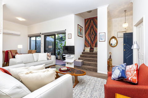 Como Executive Apartment - Accommodation Burleigh 9