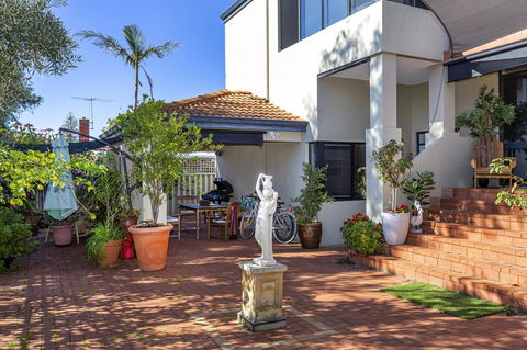 Como Executive Apartment - Accommodation Burleigh 16