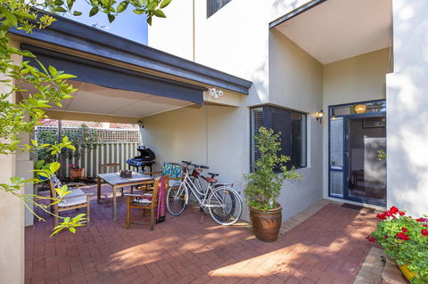 Como Executive Apartment - Accommodation Burleigh 2