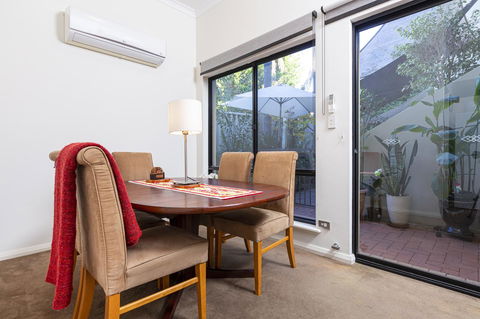 Como Executive Apartment - Accommodation Burleigh 10
