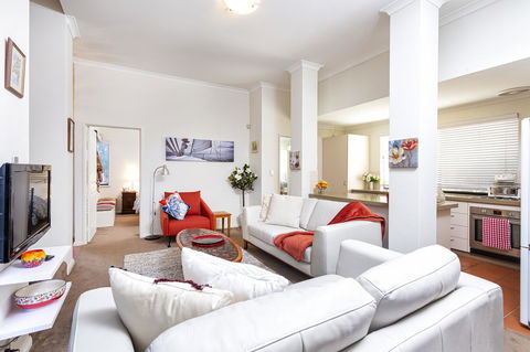 Como Executive Apartment - Accommodation Burleigh 5