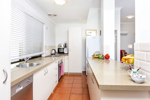 Como Executive Apartment - Accommodation Burleigh 8