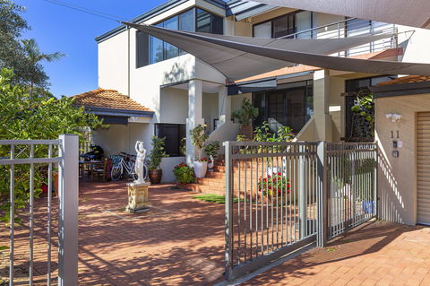Como Executive Apartment - Accommodation Burleigh 1