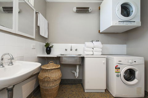 Derby 84 - Accommodation Burleigh 21