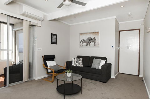Derby 84 - Accommodation Burleigh 6