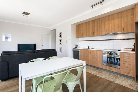 Hay WP - Accommodation Burleigh 5