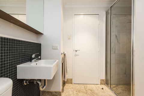 Hay WP - Accommodation Burleigh 14