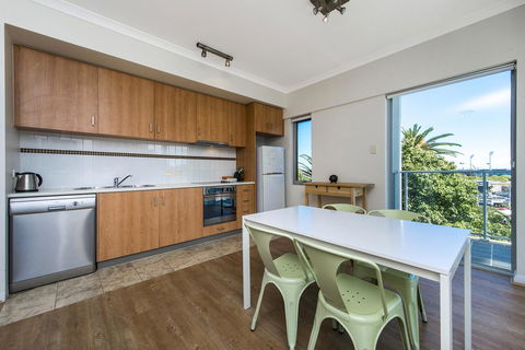 Hay WP - Accommodation Burleigh 4