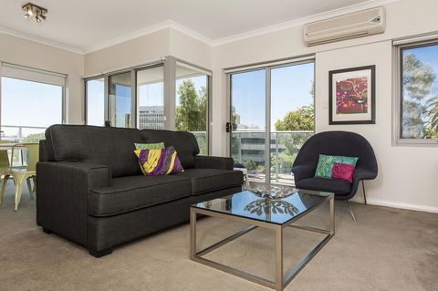 Hay WP - Accommodation Burleigh 1