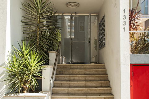 Hay WP - Accommodation Burleigh 16