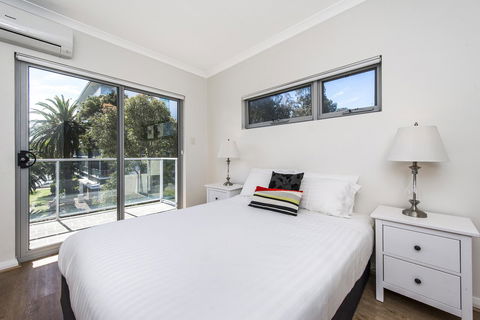 Hay WP - Accommodation Burleigh 11