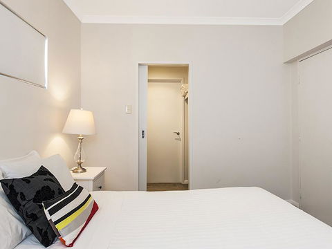 Hay WP - Accommodation Burleigh 12