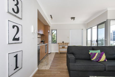 Hay WP - Accommodation Burleigh 2