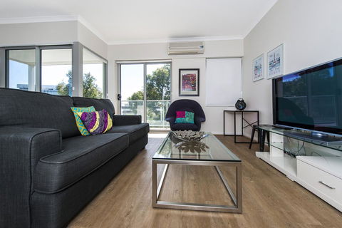 Hay WP - Accommodation Burleigh 8