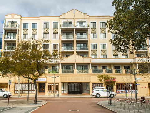 James On The Park - Executive Escapes - Accommodation Burleigh 4
