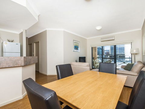 James On The Park - Executive Escapes - Accommodation Burleigh 1