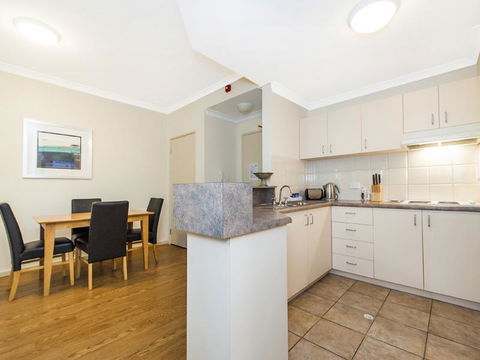 James On The Park - Executive Escapes - Accommodation Burleigh 16