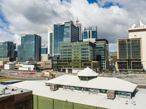 James On The Park - Executive Escapes - Accommodation Burleigh 18
