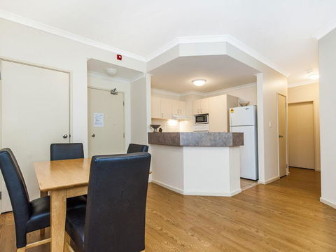 James On The Park - Executive Escapes - Accommodation Burleigh 9