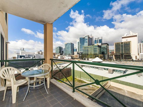 James On The Park - Executive Escapes - Accommodation Burleigh 0