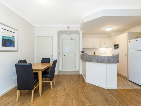 James On The Park - Executive Escapes - Accommodation Burleigh 19
