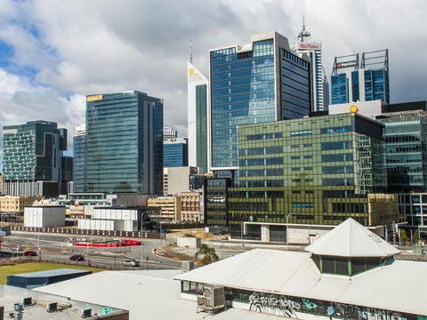 James On The Park - Executive Escapes - Accommodation Burleigh 2