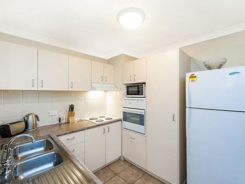 James On The Park - Executive Escapes - Accommodation Burleigh 21
