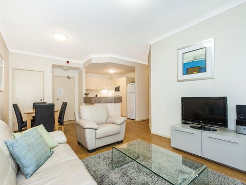 James On The Park - Executive Escapes - Accommodation Burleigh 10