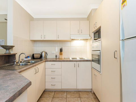 James On The Park - Executive Escapes - Accommodation Burleigh 17