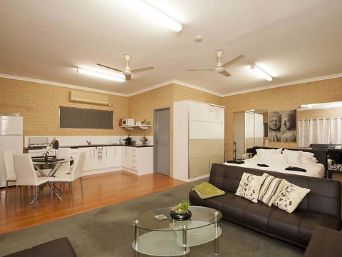 Garden Studio - Accommodation Burleigh 7
